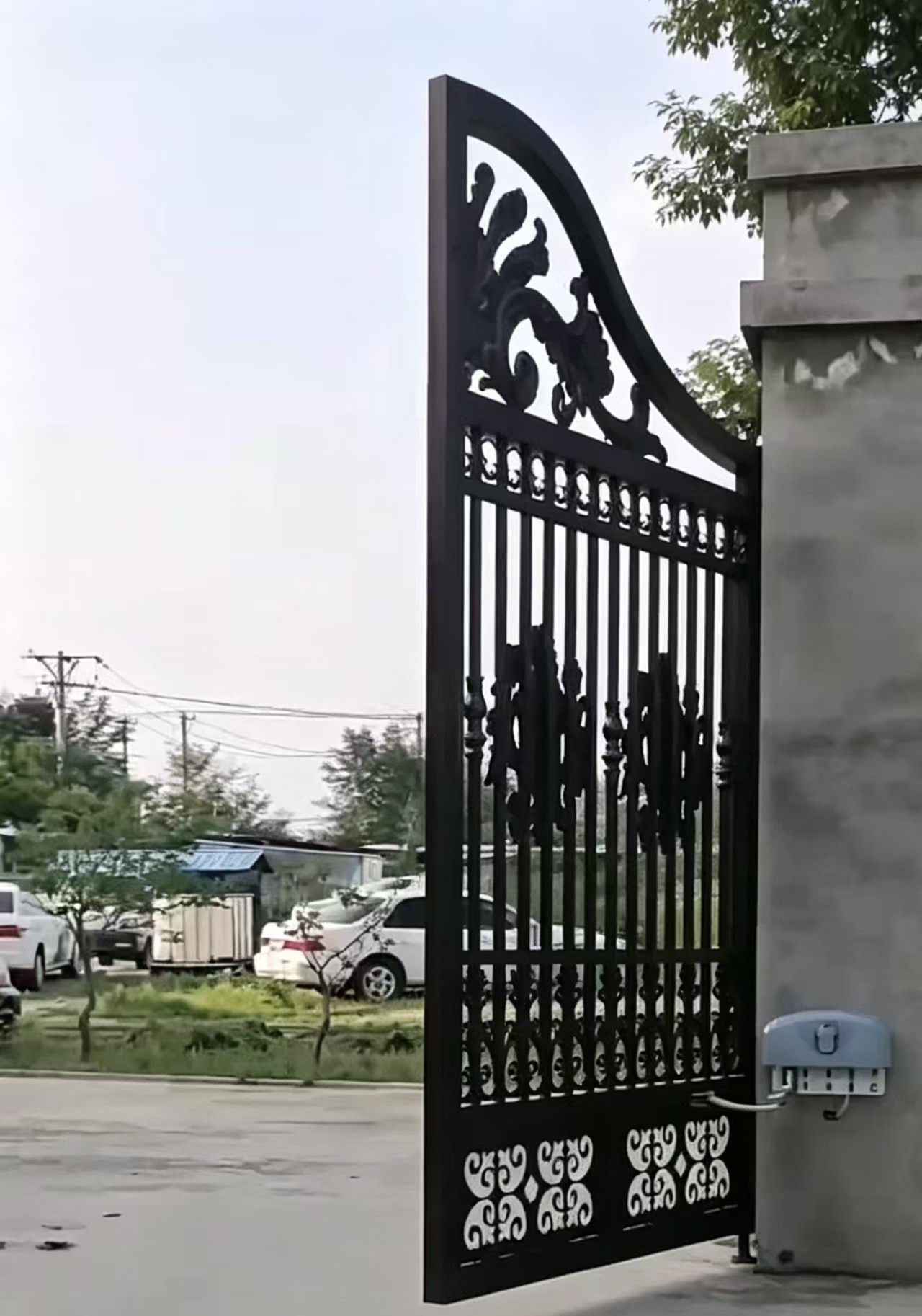 别墅铁艺平开大门 曲臂自动开门机侧装实拍